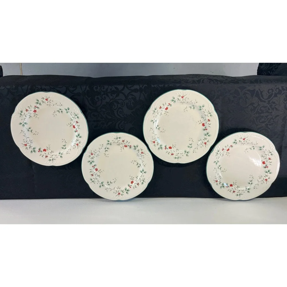 Pfaltzgraff Christmas Winterberry Dinner Plates Set of 4 Holly Berry USA 10.25